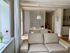 Premium Apartment, 2 Bedrooms | Living room - Idyllischer Hof mit 5 Wohnungen Nahe des Saaler Boddens (Saal)