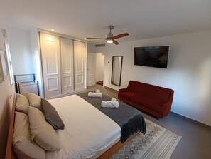 3 chambres, fer et planche à repasser, Wi-Fi, draps fournis