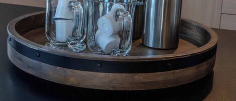 Refrigerador, microondas, parrilla de estufa y cafetera y tetera