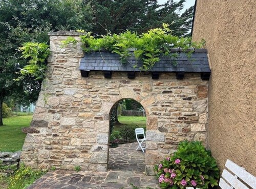 Vacation home with swimming pool near the Gulf. Walking distance to the sea.