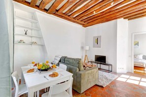Dining - Charming 1BR Near Notre-Dame & Latin Quarter (Paris)