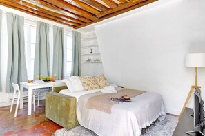 1 Schlafzimmer, Schreibtisch, Bügeleisen/Bügelbrett, Reisekinderbett