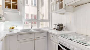 Frigorifero, forno, piano cottura, macchina per tè/caffè