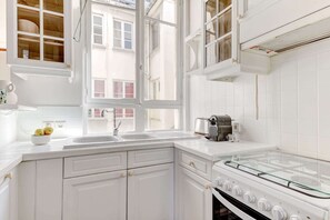 Fridge, oven, stovetop, coffee/tea maker