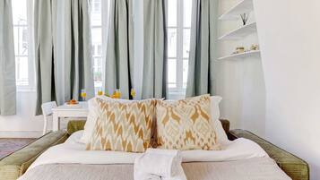 1 camera, una scrivania, ferro/asse da stiro, culla da viaggio