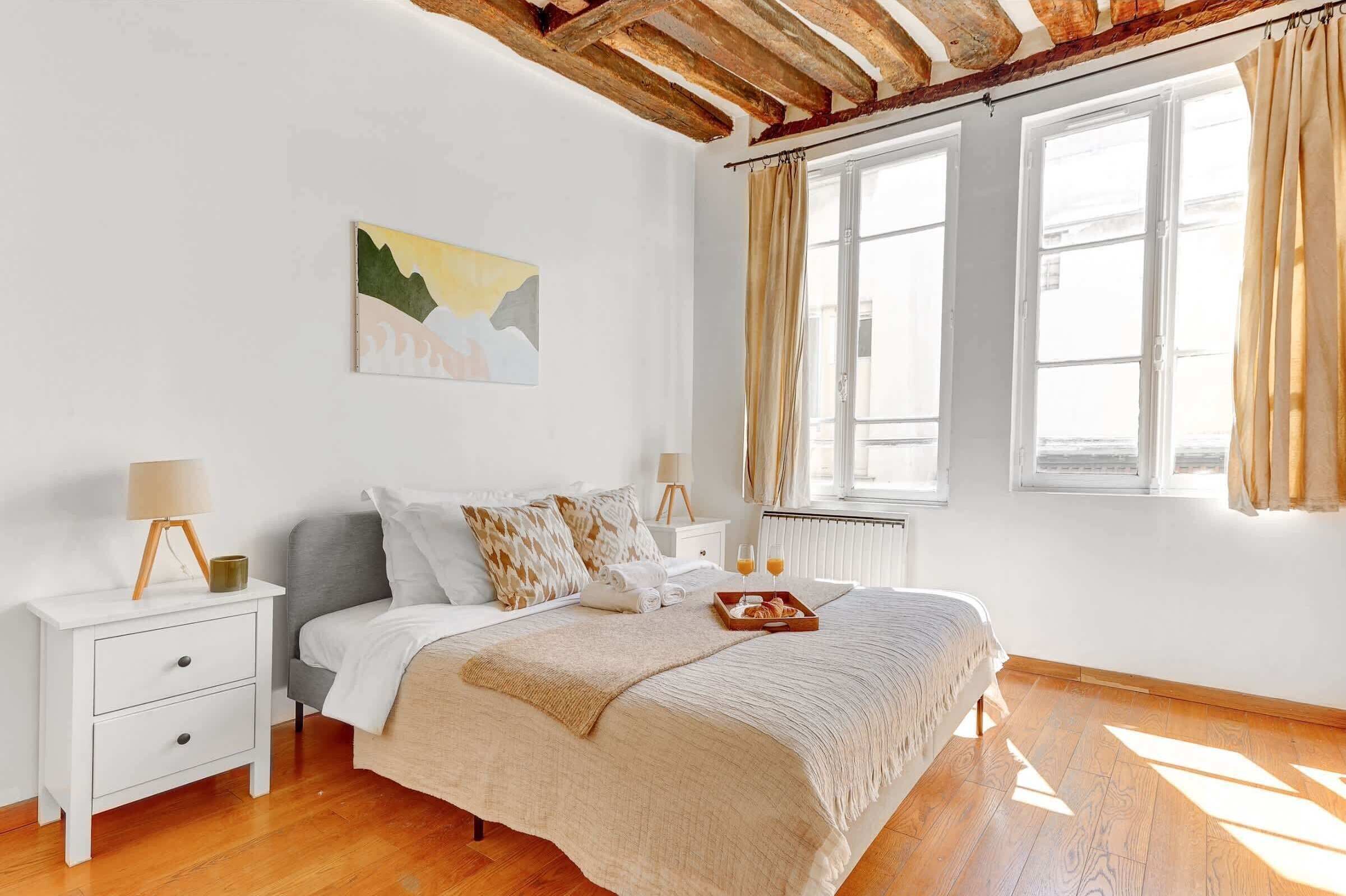 1 chambre, bureau, fer et planche à repasser, lit parapluie