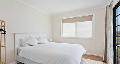 Coastal Blue is a large 5 bedroom holiday home on the NSW South Coast located in Windang.