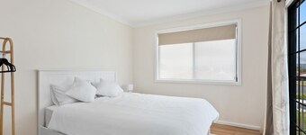 Coastal Blue is a large 5 bedroom holiday home on the NSW South Coast located in Windang.