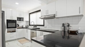 Refrigerador, microondas, horno, lavavajillas