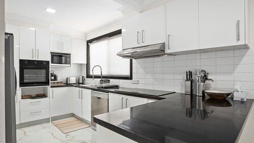 Coastal Blue is a large 5 bedroom holiday home on the NSW South Coast located in Windang.