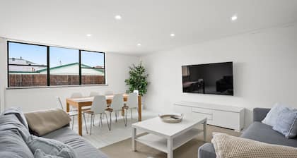 Coastal Blue is a large 5 bedroom holiday home on the NSW South Coast located in Windang.