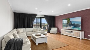 TV - Coastal Blue is a large 5 bedroom holiday home on the NSW South Coast located in Windang. (Windang)