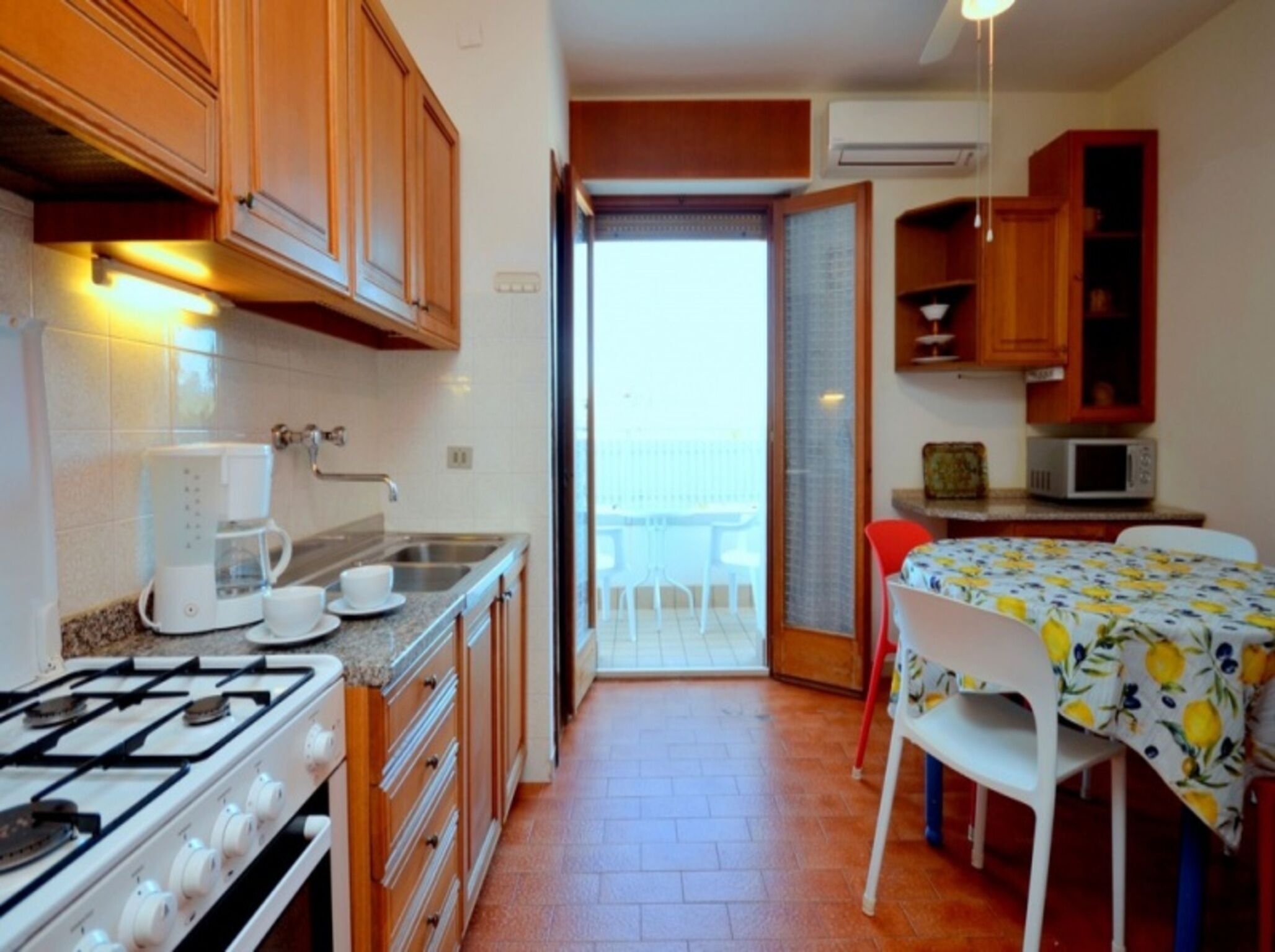 Kühlschrank, Mikrowelle, Herdplatte, Wasserkocher mit Kaffee-/Teezubehör