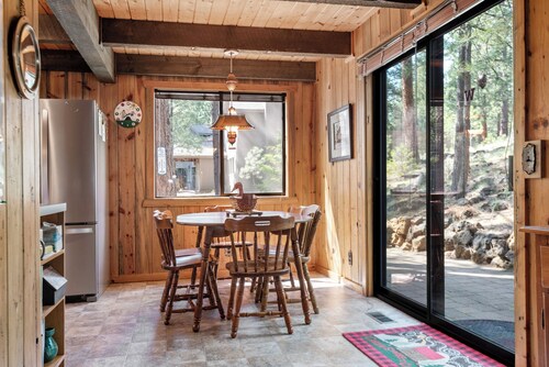 RR015 | Lovely Ranch cabin nestled in the woodsy Central Oregon landscape.