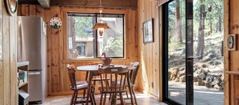 RR015 | Lovely Ranch cabin nestled in the woodsy Central Oregon landscape.