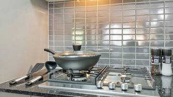 Frigorífico, microondas, horno y placa de cocina