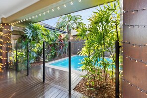 Unclassified image, 5 of 44, button