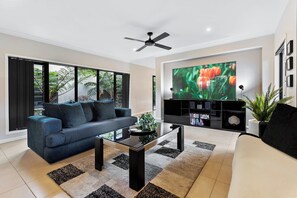 TV - Modere - Pool, Entertainer, Child & Pet (Kewarra Beach)