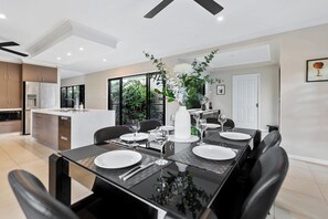 Dining - Modere - Pool, Entertainer, Child & Pet (Kewarra Beach)