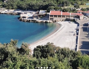 Ein Hotel an der Küste mit Blick auf den Strand, einem Pool und einem Restaurant.