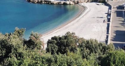 Charming 2-bedroom house in ocean views in Utjeha