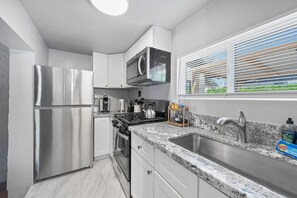 Kylskåp, mikrovågsugn, ugn och spishäll