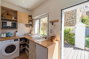 Fridge, oven, coffee/tea maker, toaster