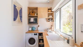 Refrigerador, horno, cafetera y tetera y tostadora