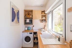 Fridge, oven, coffee/tea maker, toaster