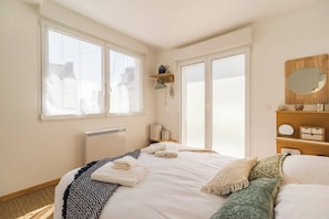 2 bedrooms, internet, bed sheets