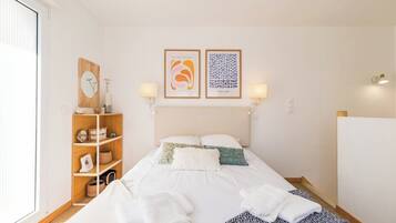 1 sovrum, internet och sÀngklÀder