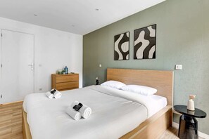 4 habitaciones, escritorio y tabla de planchar con plancha 