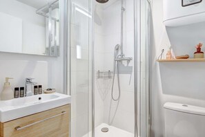 Regadera, secadora de cabello, toallas 