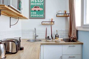 Refrigerador, microondas, parrilla de estufa y cafetera y tetera 