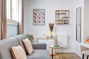 TV - Cosy Studio au coeur de Paris pres des Buttes-Chaum (Paris)