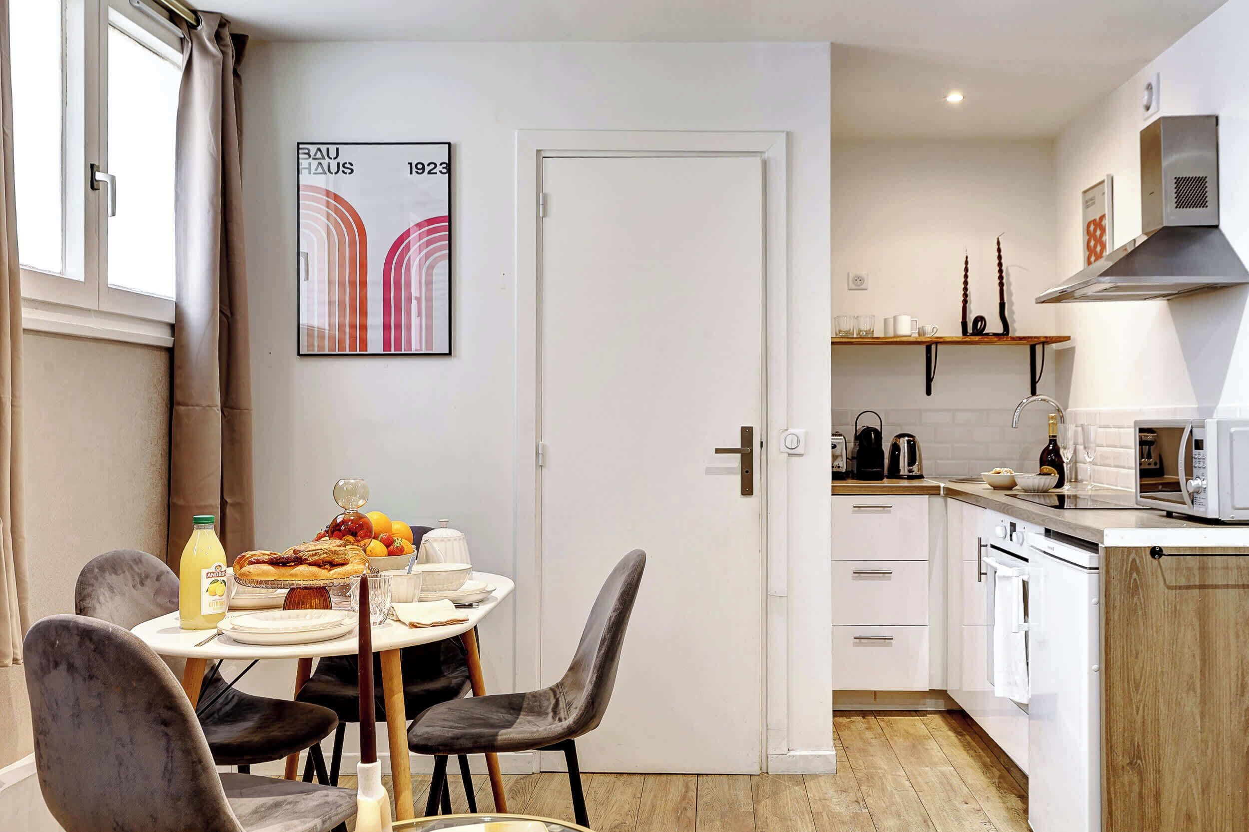 Kühlschrank, Mikrowelle, Herdplatte, Wasserkocher mit Kaffee-/Teezubehör