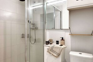 Suihku, hiustenkuivaaja, pyyhkeet