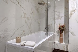 Dusche, Haartrockner, Handtücher, Shampoo