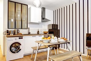 Kühlschrank, Mikrowelle, Herdplatte, Wasserkocher mit Kaffee-/Teezubehör