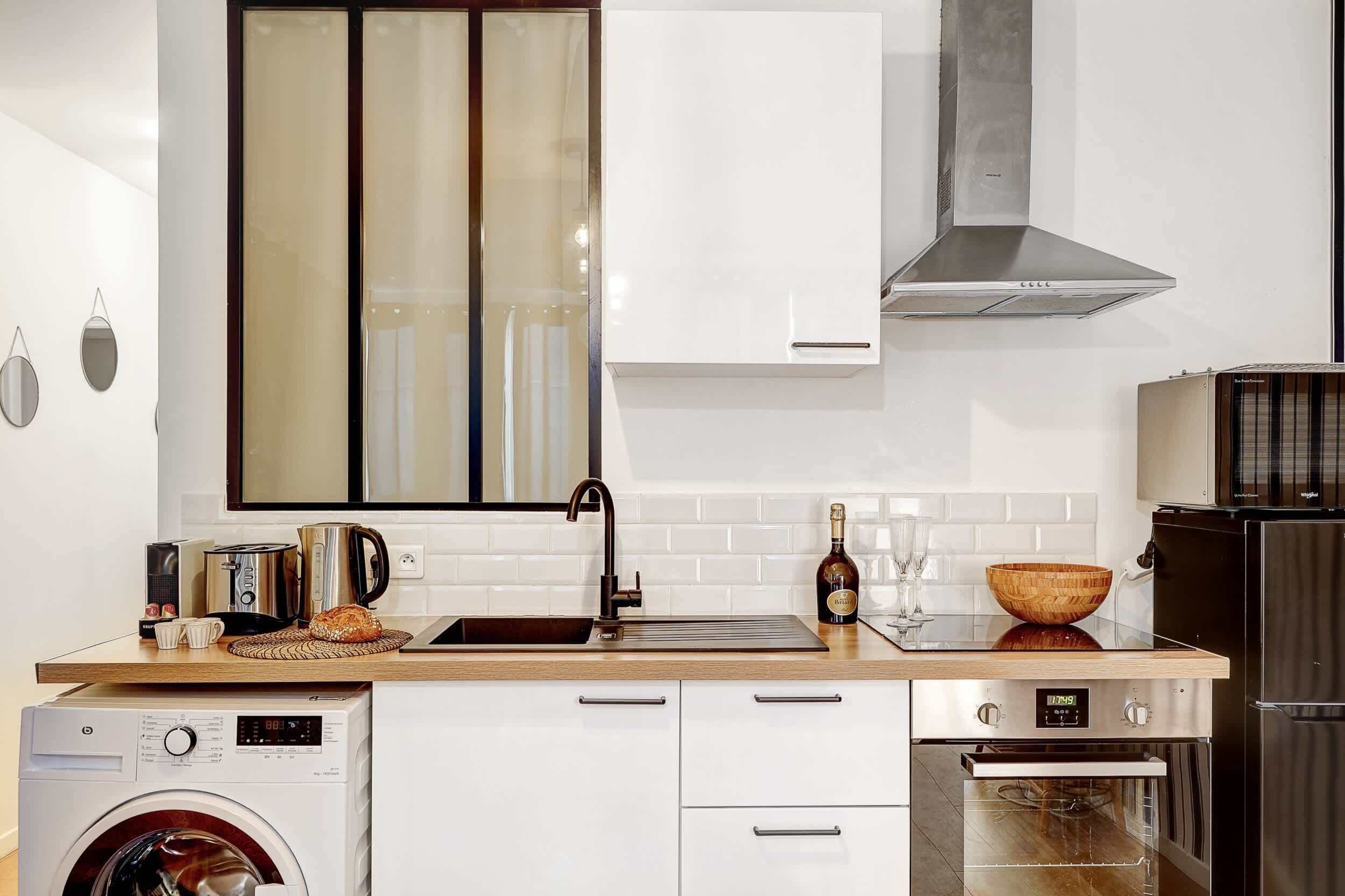 Réfrigérateur, micro-ondes, plaque de cuisson, cafetière/bouilloire