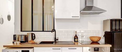 Réfrigérateur, micro-ondes, plaque de cuisson, cafetière/bouilloire