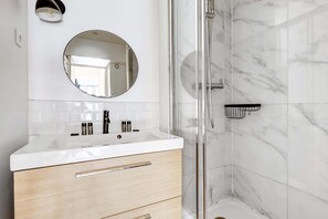 Regadera, secadora de cabello, toallas 