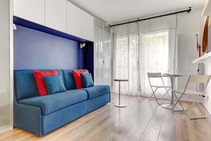 TV - BM-2Person cosy avec terrasse (Paris)