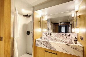 Douche, sèche-cheveux, serviettes fournies