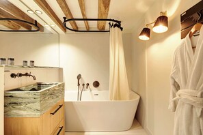 Dusche, Haartrockner, HandtĂŒcher, Shampoo