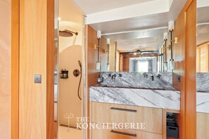 Een douche, gratis toiletartikelen, een haardroger, handdoeken