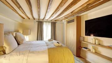 2 habitaciones, escritorio, tabla de planchar con plancha y wifi
