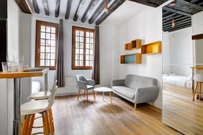 Living area - Luminous flat in le marais (Paris)