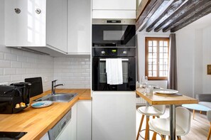 Fridge, stovetop, dishwasher, coffee/tea maker - Luminous flat in le marais (Paris)