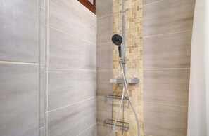 Shower, hair dryer, towels, shampoo